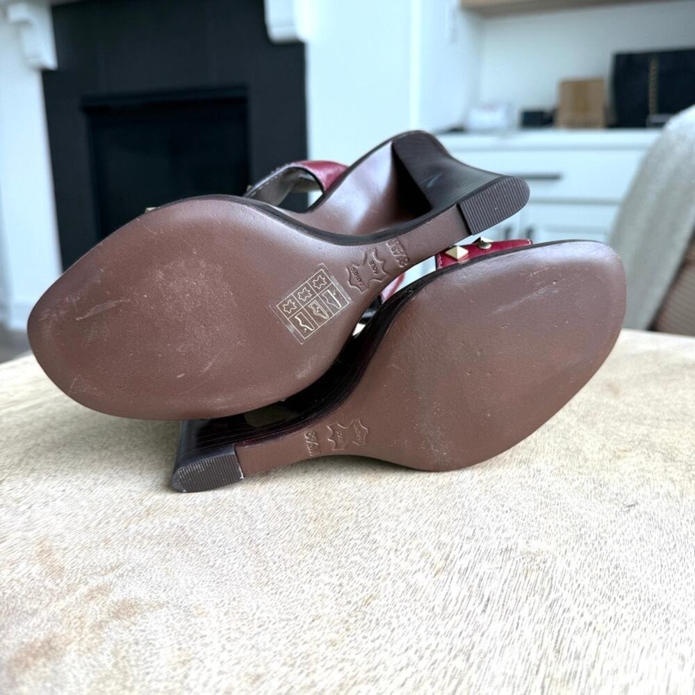 NWOT/Box TORY BURCH Kingsbridge Studded Wedge‎ Sandals Burgundy Gold 8.5 Leather - Picture 7 of 10